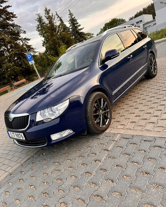 Skoda Superb cena 30500 przebieg: 285000, rok produkcji 2012 z Złocieniec małe 232
